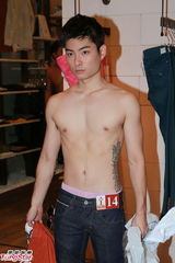 组图：亚洲先生闹市裸身宣传 热门选手大秀腹肌