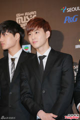 高清图：GD条纹装出席mama记者会 EXO正装帅气