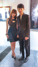 组图：张皓然出席时装秀与悦悦十指相扣