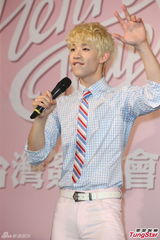 组图：Henry出专辑会粉丝 陪“老婆”过情人节