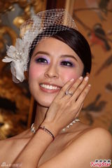 组图：陈逸璇在港补设婚宴 连吻三次不急生子