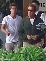 组图：施瓦辛格儿子女儿现身 关系融洽