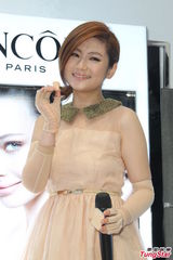 组图：Selina着无袖洋装自信代言 否认2亿买豪宅