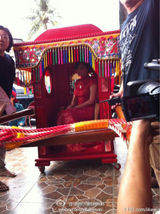 组图：Ella屏东老家办订婚宴 坐大红花轿席开60桌