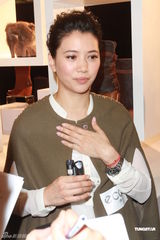 组图：袁咏仪称与张智霖拍戏辛苦 想与黄日华擦火花