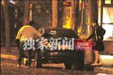 组图：李宇春深夜携白衣男进餐同返公寓