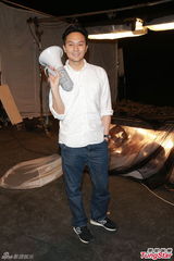 组图：张智霖为自己导MV 蔡一杰伍咏薇现场搞怪