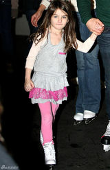 组图：汤姆-克鲁斯带妻女滑冰小苏瑞穿着单薄