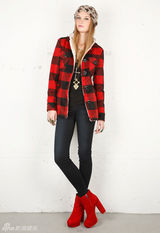 组图：金-卡戴珊感恩节下厨和妮基-希尔顿撞衫