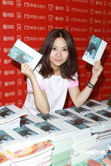 组图：卢凯彤宣传新书 尺度大胆不敢斗嫩模 