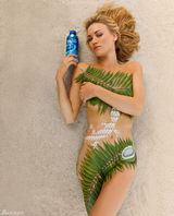 高清图：伊冯娜人拍广告人体彩绘全裸上阵