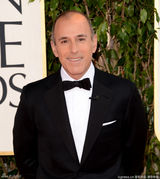 组图：马特-劳厄尔西装黑领结亮相笑容亲和