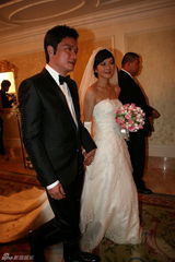 高清：罗嘉良与苏岩大婚 新娘感动落泪甜蜜亲吻