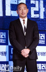 组图：河正宇寸头亮相《The Terror Live》发布