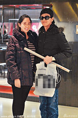 组图：陈晓东陪孕妻逛母婴店 贴心照顾恩爱牵手