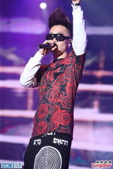 组图：蔡依林圣诞爆乳装抢镜 又唱又跳秀美腿