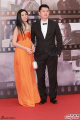 组图：邱氏夫妇牵手甜蜜亮相金像奖红毯