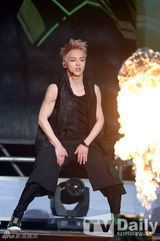 组图：EXO办回归秀咆哮掀高潮 女歌迷激动晕倒