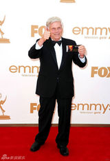 组图：艾美奖红毯 老戏骨罗伯特-莫里斯望天很爱演