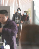 独家：高圆圆送赵又廷离京 牵手依偎机场拥吻