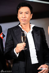 高清图：甄子丹携妻宣传新片 称怕误伤吴尊遭影迷打