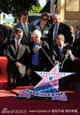 幻灯组图：卡梅隆留名星光大道 施瓦辛格到场助阵