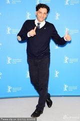 组图：《采铁人生命中的一页》首映 主演抱小孩