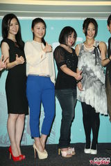 组图：李烈贴钱拍片直叫屈 出席影展没钱置装