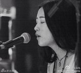 组图：央吉玛搞怪生活照曝光 点朱砂另类妆容