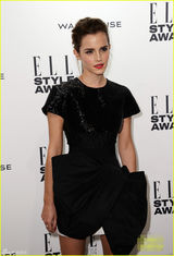 组图：艾玛出席风尚大典 演绎成熟风格红唇性感