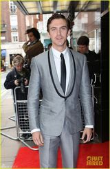 组图：大表哥辞演唐顿拍新片 暴瘦亮相变俊俏