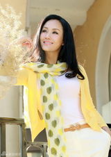 组图：李颖春日写真尽显完美熟女高雅魅力