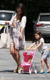 组图：苏瑞推小粉车上街 照看洋娃娃表情可爱