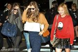 组图：少女时代出席SM巡演 个性机场装展不同风采