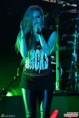 组图：艾薇儿台北开唱显少女心 酷样不改比中指