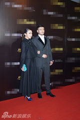 组图：杨烁受邀公益盛典 分享心得展现个性魅力