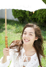 幻灯组图：前超女陈怡素颜拍写真 白伞白衣清纯