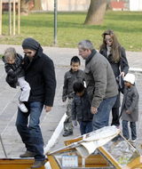 高清组图：皮特朱莉一家人乘坐快艇回威尼斯