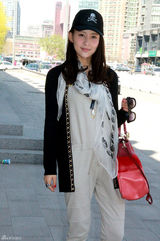 组图：贾青街拍LOOK 针织开衫搭配连体裤