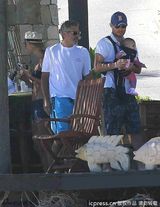 组图：乔治-克鲁尼携女友墨西哥度假 与好友野餐