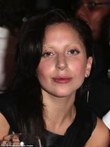 组图：Gaga罕见黑发造型露鼻环 与玛丽娜热聊