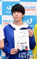 组图：CNBLUE出席粉丝会 运动装上阵帅气不减