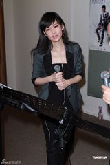 组图：周慧敏助阵黄凯芹个唱 曝对方不会用手机