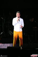 组图：李宗盛桃红衬衫开唱 称林忆莲唱得更好