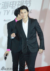 组图：第18届白玉兰奖红毯 福山雅治绅士十足