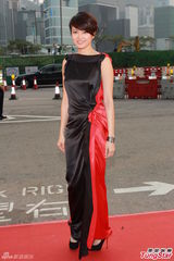 组图：梁咏琪着黑红晚装现身亚洲电影大奖红毯
