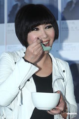 组图：黄小琥情人节不免俗 与外籍男友洗鸳鸯浴