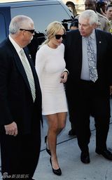 高清：林赛-罗韩抵达法庭 着白色连衣裙下车走光