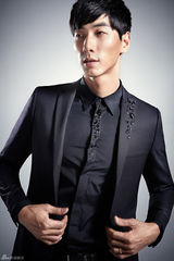 组图：张亮张悦轩父子拍摄时尚大片 酷帅有型