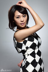 组图：葛佳佳短发写真尽显风情妩媚